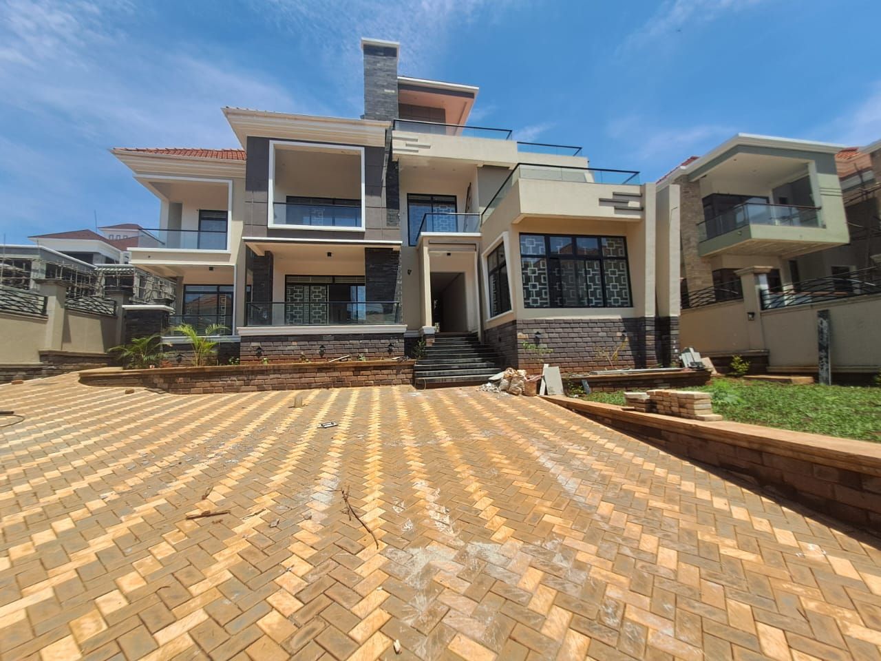 7-Bedroom House for Sale in Ntinda Kyambogo Road, Kampala, Uganda